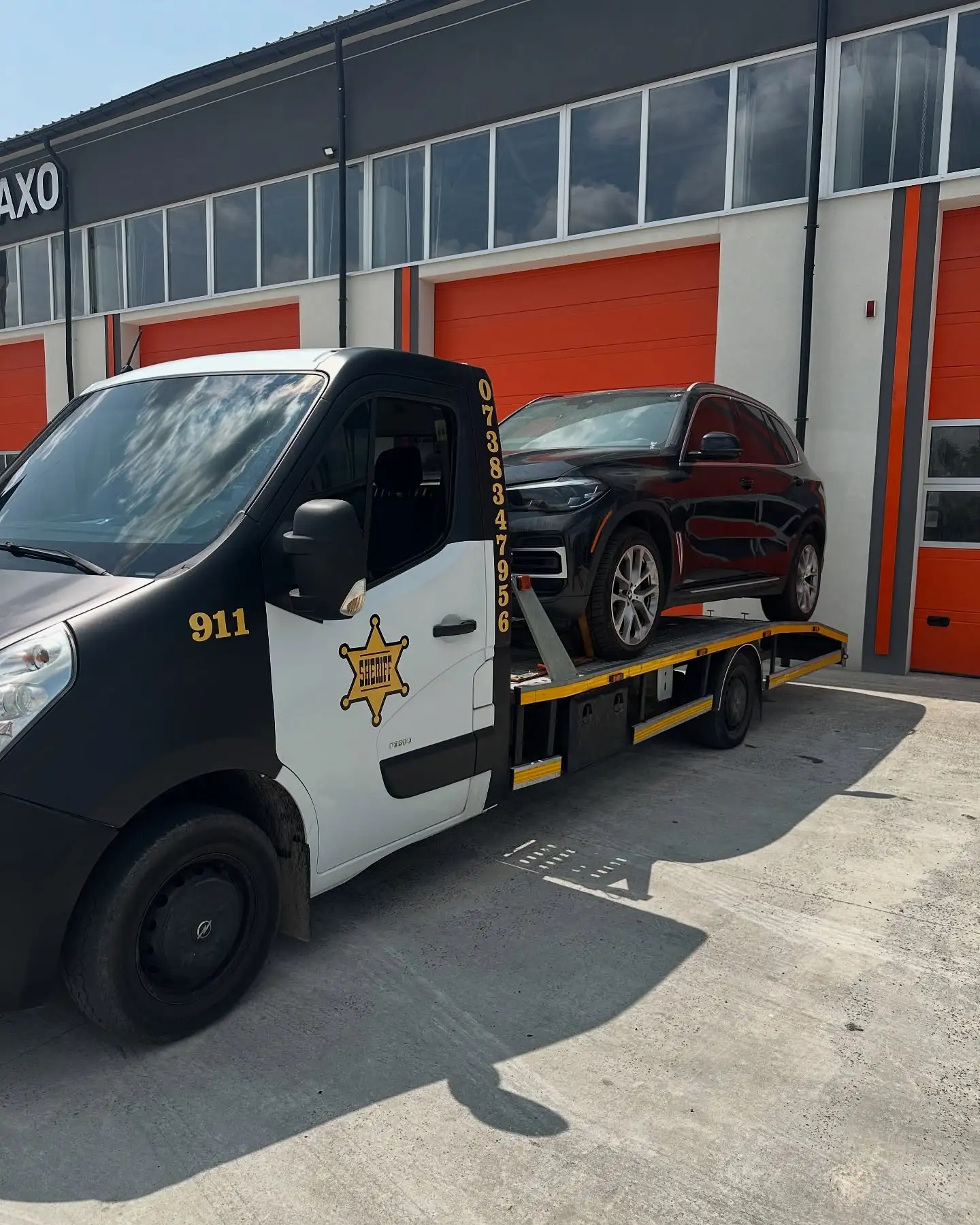 Евакуатор SHERIFF з авто на платформі у Львові