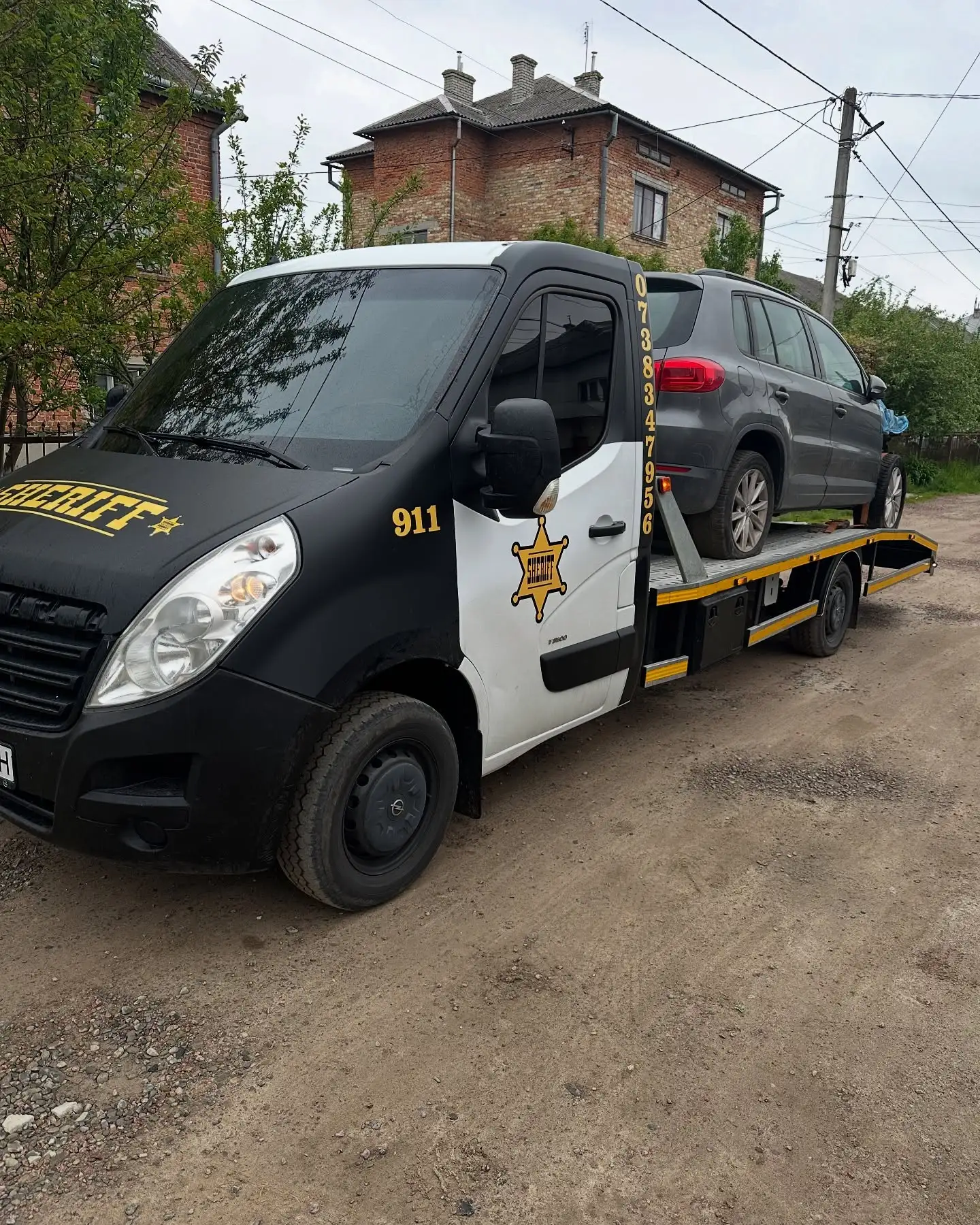 Евакуатор SHERIFF забирає авто на дорозі Львова